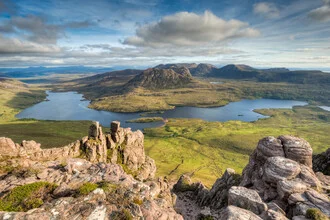 Blick auf die Highlands Schottlands mit Stac Pollaidh im Abendlicht.