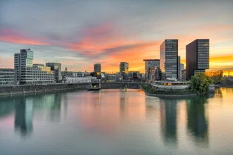 Düsseldorfer Medienhafen bei Sonnenuntergang mit reflektierenden Gebäuden