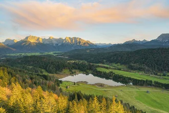 Fotokunst von Michael Valjak: Blick über den Geroldsee mit sanften Abendfarben