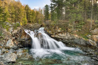 Fotokunst von Michael Valjak: Wasserfall in der herbstlichen Engadiner Landschaft