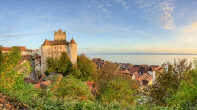 Meersburg am Bodensee: malerische Herbstlandschaft mit Schloss im Abendlicht.