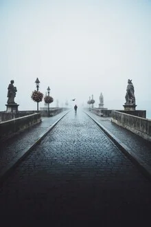 Fotokunst von Patrick Monatsberger: ein einsamer Fußgänger in einer urbanen Umgebung