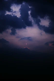 Abstrakte Fotokunst mit dunklen Wolken und einem vollen Mond am Himmel.