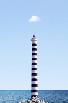 Fotokunst von Rupert Höller: Leuchtturm am Meer unter blauem Himmel