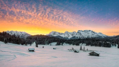 Fotokunst von Michael Valjak: Winterlandschaft mit schneebedeckten Bergen und Wolken
