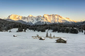Fotokunst von Michael Valjak: Alpenglühen über schneebedeckten Bergen im Winter