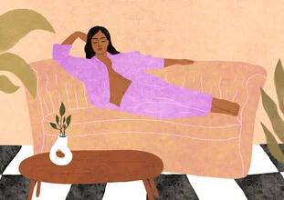 Illustration von Lemon Fee: Entspannende Frau auf einer Couch in sanften Pastellfarben.