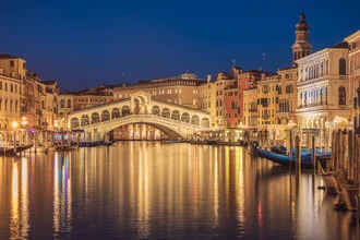 Fotokunst von Jean Claude Castor: Rialto Brücke in Venedig bei Nacht mit sanften Wasserreflexionen.