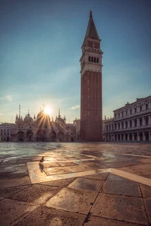 Fotokunst von Jean Claude Castor: Venedig Campanile und Basilica San Marco zum Sonnenaufgang