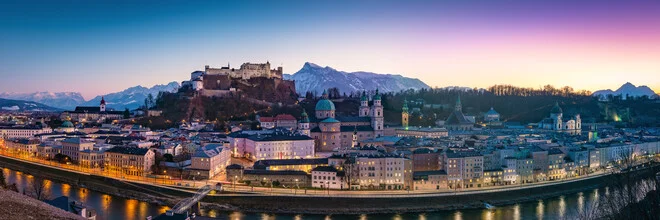 Fotokunst von Martin Wasilewski: Panoramaaufnahme von Salzburg bei Dämmerung