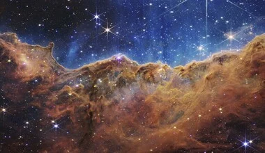 Fotokunst: beeindruckende Ansicht der kosmischen Klippen in der Carina-Nebelregion