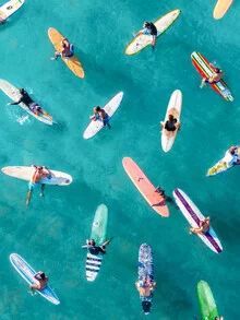 Illustration by Gal Pittel: surfers in a busy scene at the beach.