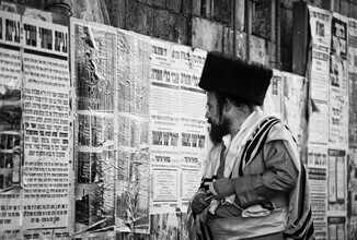 Victoria Knobloch, Reading the newspaper (Israel, Asia)