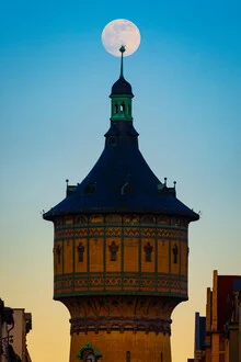 Wasserturm im Abendlicht mit Mondmütze über der Stadt Halle