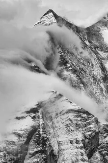 Schneebedeckte Berge in den Hohe Tauern, friedliche Landschaft mit klarem Himmel.