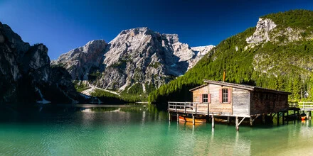 Fotokunst von Mikolaj Gospodarek: ruhiger Pragser Wildsee in den Dolomiten