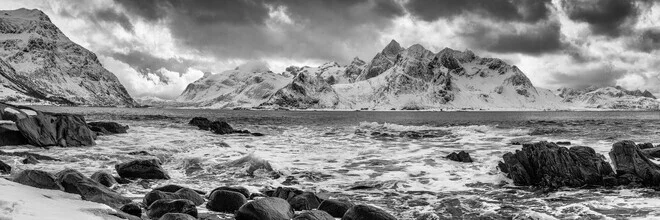 Schwarz-weiß Fotografie der Lofoten in Norwegen mit rauer Küstenlandschaft