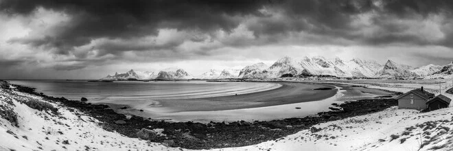 Landschaftsaufnahme der Lofoten in Norwegen mit Schnee und Küstenlandschaft im Hintergrund.