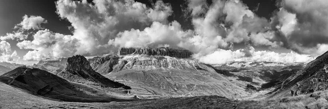 Fotokunst von Mikolaj Gospodarek: Schwarzweißaufnahme der Dolomitenlandschaft