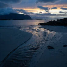 Fotokunst von Fabian Wanisch: ruhiger Sonnenuntergang über der norwegischen Küste