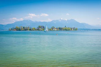 Fotokunst von Martin Wasilewski: Frühling am Chiemsee mit Bergen im Hintergrund