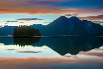 Fotokunst von Martin Wasilewski: Spiegelung des Herzogstands im ruhigen Walchensee