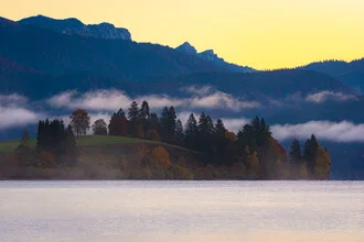Fotokunst: Herbstmorgen am Walchensee mit sanften Nebelschwaden und ruhigem See.