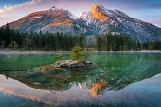Fotokunst von Martin Wasilewski: Hochkalter reflektiert im ruhigen Wasser des Hintersees.