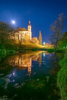 Fotokunst von Martin Wasilewski: Mondschein über einer Kirche in Breitbrunn
