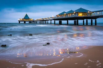 Fotokunst von Martin Wasilewski: Seebrücke in Heringsdorf bei Dämmerung am Ostseestrand