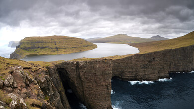 Norbert Gräf, Lake above the ocean, Trælanípa, Faroe Islands in May 2023 - Faroe Islands, Europe)