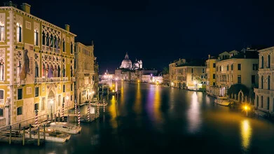Nachtaufnahme des Canale Grande in Venedig mit sanften Wasserreflexionen