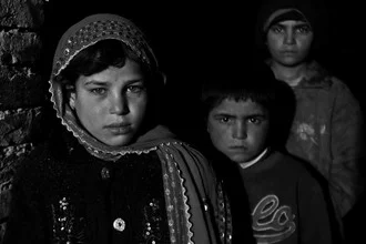 Fotokunst von Rada Akbar: Flüchtlinge in Kabul unter einem klaren Himmel