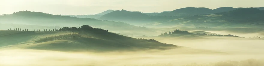 Panoramablick auf den mystischen Morgennebel im Val d'Orcia, Toskana.