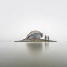 Fotokunst von Ronny Behnert: minimalistische Aufnahme von einer Insel im Nebel