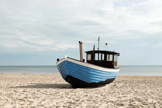 Fotokunst von Manuela Deigert: ruhige Strandaufnahme mit Boot auf Usedom
