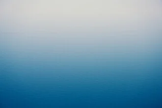 Fotokunst von Tal Paz-fridman: ruhiger Blick auf das Tote Meer mit sanften Farben.