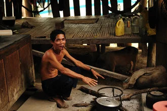 Fotokunst von Haifeng Ni: ländliches Leben in Vietnam mit einem Mann und Tieren