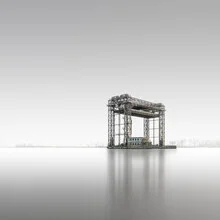 Fotokunst von Ronny Behnert: Langzeitbelichtung einer Hubbrücke im Nebel