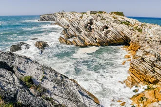Photo by Lotte Wildiers: coastal landscape with cliffs and calm water in Peniche.