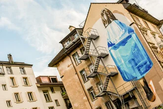 Fotokunst von Lotte Wildiers: Graffiti-Motiv in Luzern, das urbanen Charme ausstrahlt.