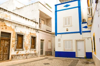 Photo art by Lotte Wildiers: urban scene with white and blue buildings in Olhão