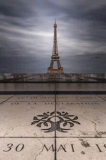 View of the Eiffel Tower from Trocadéro, calm atmosphere with Paris in the background.