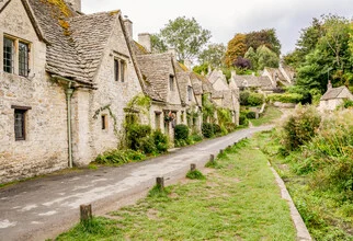 Photo art by Lotte Wildiers: calm autumn scene in Bibury with green houses