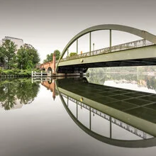 Fotokunst: ruhige Aufnahme der Lessingbrücke im Nebel über der Spree