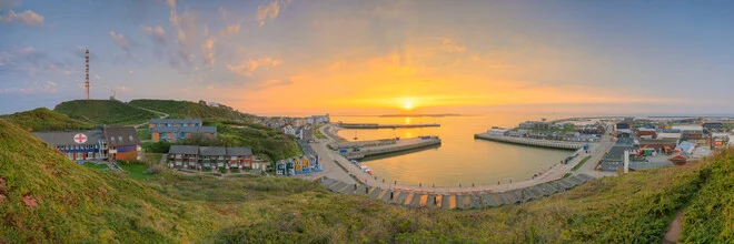 Panoramabild von Michael Valjak: Helgoland bei Sonnenaufgang über dem Meer