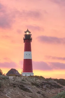 Fotokunst von Michael Valjak: Leuchtturm in Hörnum mit sanften Dünen im Morgenlicht.