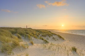 Fotokunst von Michael Valjak: Sonnenuntergang über der Nordsee mit Dünen.