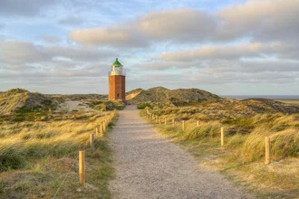 Fotokunst von Michael Valjak: Rotes Kliff bei Kampen mit Abendlicht und Dünenlandschaft.