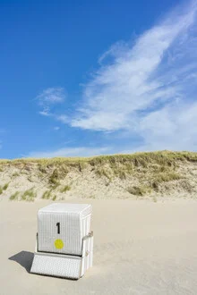 Fotokunst eines Strandkorbs auf Sylt, entspannte Urlaubsstimmung am Nordseeufer.